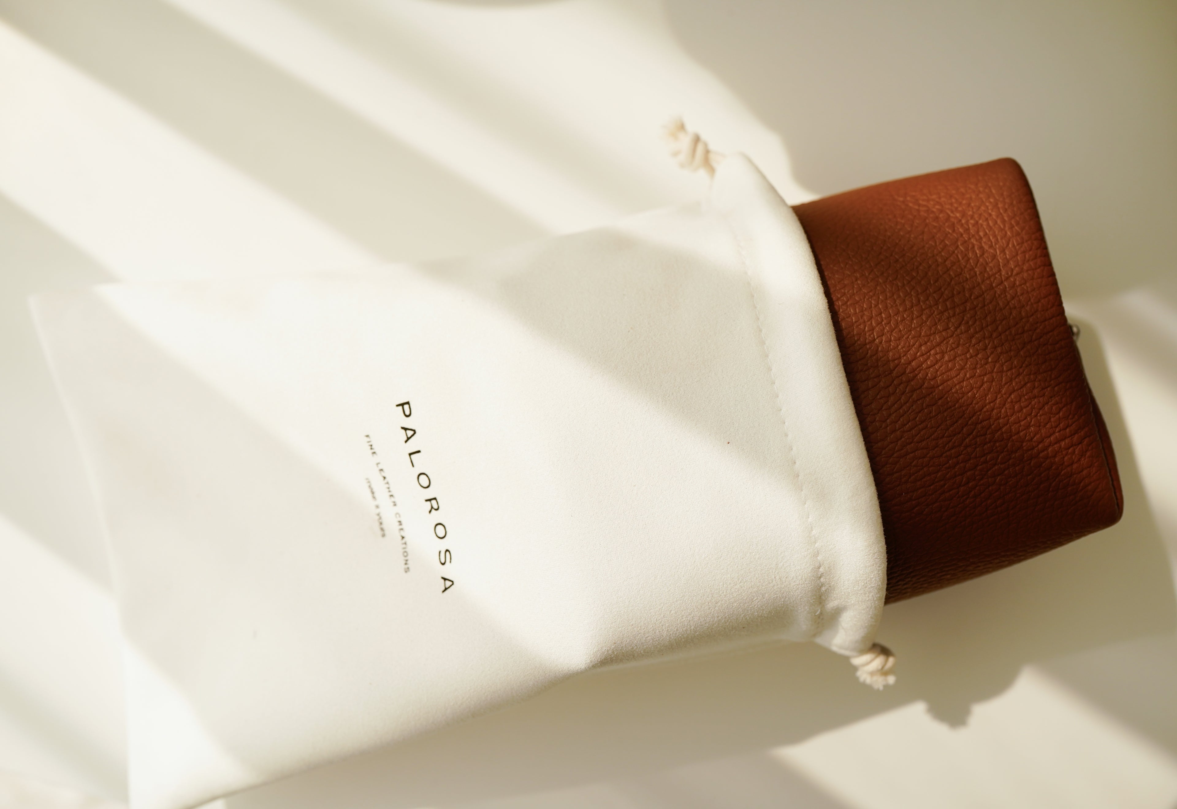 KIT DÍA DE LAS MADRES · COSMETIQUERA + COLLAR PLATA