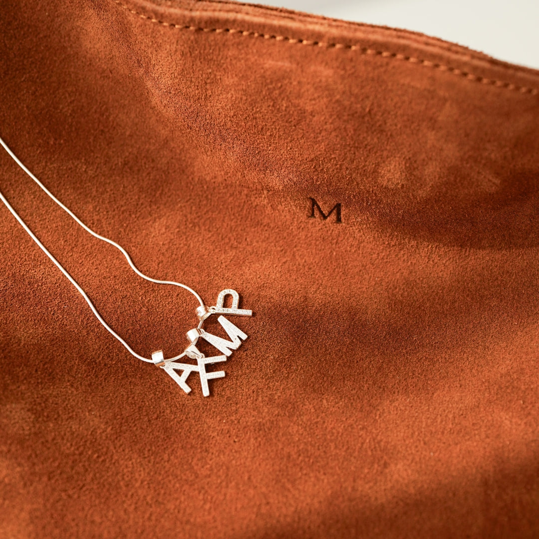 KIT DÍA DE LAS MADRES · COSMETIQUERA + COLLAR PLATA